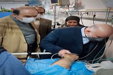 عیادت رئیس دانشگاه از مصدومین حادثه سقوط آسانسور در بخش اورژانس بیمارستان شهید بهشتی
